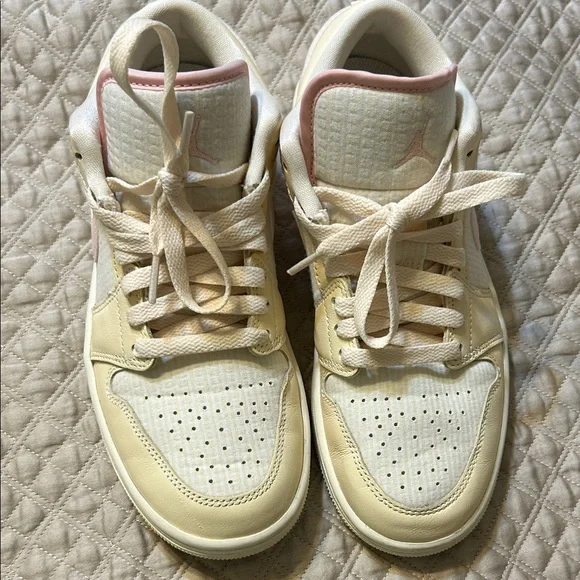 Nike Women's Air Jordan Cream/Pink Sneakers 7.5 - Picture 2 of 8